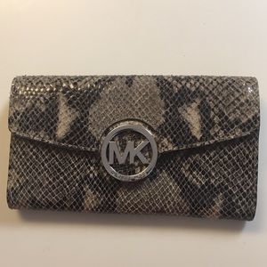 🌼Michael Kors🌼Wallet snakeskin Flap snapclosur